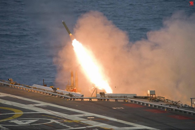 Một tên lửa được phóng đi từ tàu sân bay INS Vikramaditya trong cuộc thử nghiệm trên biển mới đây.