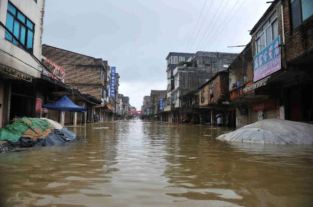 Siêu bão Haiyan gây ra mưa lớn làm ngập đường phố ở thị trấn Bác Bạch, tỉnh Quảng Tây, Trung Quốc.