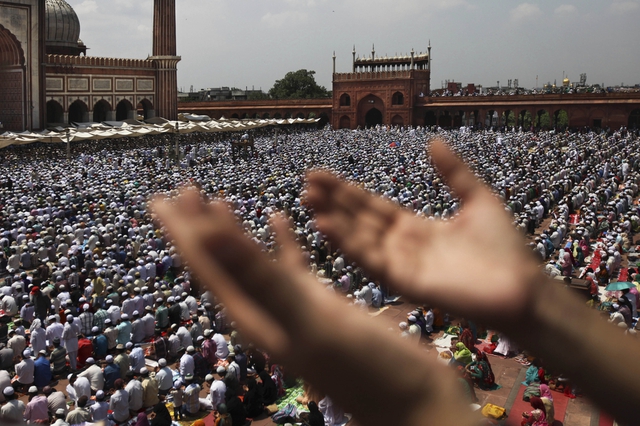 Những người Hồi giáo Ấn Độ cầu nguyện trong ngày thứ Sáu cuối cùng của tháng lễ Ramadan tại nhà thờ Jama Masjid ở New Delhi.