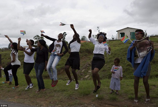 Thay vì những giọt nước mắt, người dân Nam Phi nhảy mua và hát để tiến đưa huyền thoại của họ về nơi an nghỉ cuối cùng.