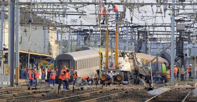 Các nhân viên cứu hộ và cảnh sát kiểm tra hiện trường vụ tàu hỏa bị trật bánh tại nhà ga Bretigny-sur-Orge gần Paris, Pháp.