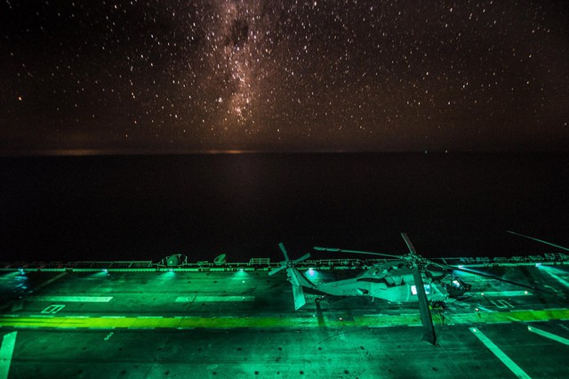 Một máy bay trực thăng MH-60S Sea Hawk chuẩn bị sẵn sàng cất cánh khỏi tàu tấn công lưỡng cư USS Bonhomme Richard để thực hiện nhiệm vụ ban đêm.