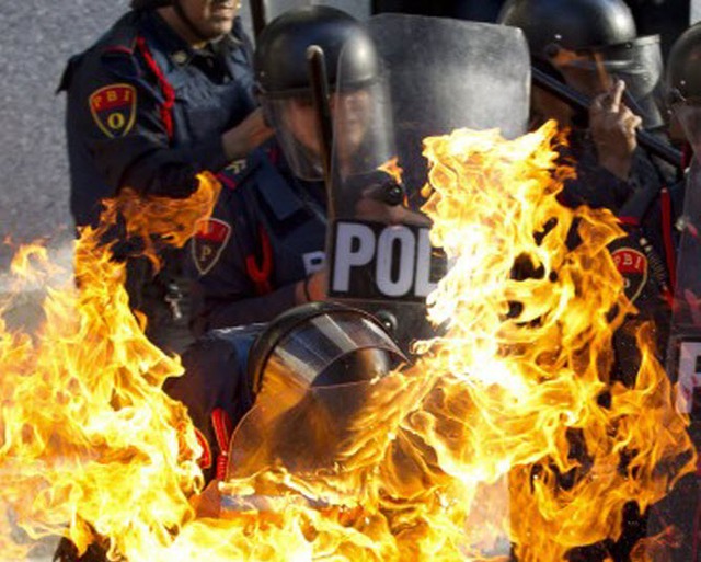 Cảnh sát chống bạo động bị bốc cháy sau khi bị người biểu tình ném bom xăng tại thành phố Mexico City, Mexico.