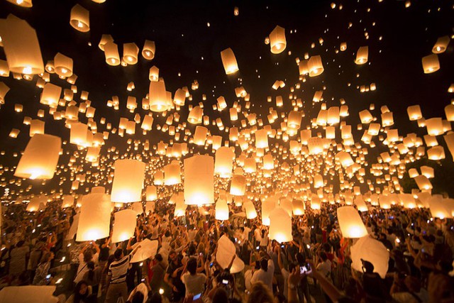 Hàng nghìn đèn trời được thả lên bầu trời đêm trong lễ hội Loy Krathong ở Chiang Mai, Thái Lan.