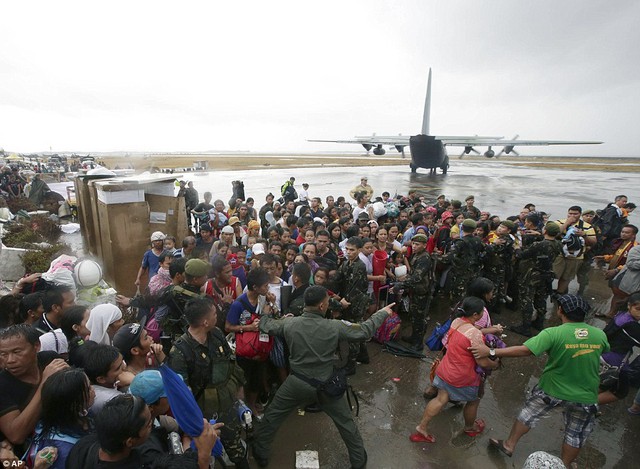 Binh sĩ cố gắng ngăn những người dân tuyệt vọng lên máy bay C-130.