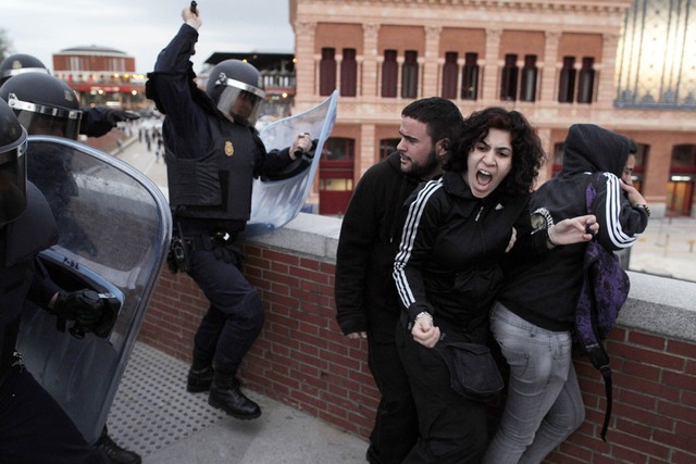Cảnh sát chống bạo động đụng độ với người biểu tình trước tòa nhà quốc hội ở Madrid, Tây Ban Nha.