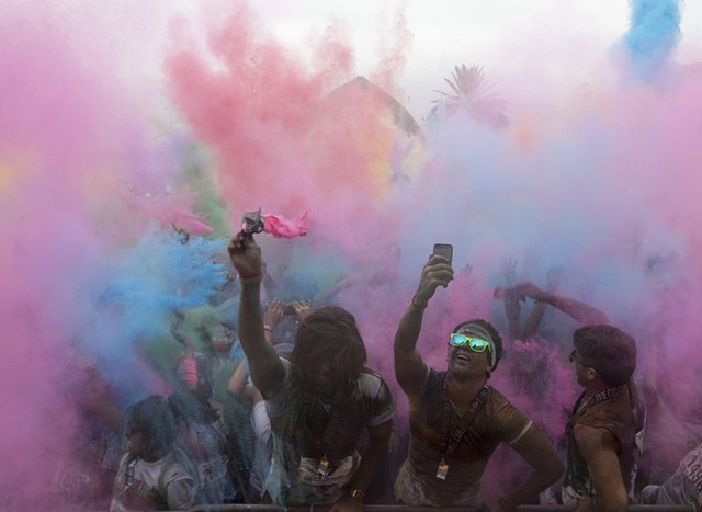 Mọi người tham gia lễ hội màu sắc ở Monterrey, Mexico.