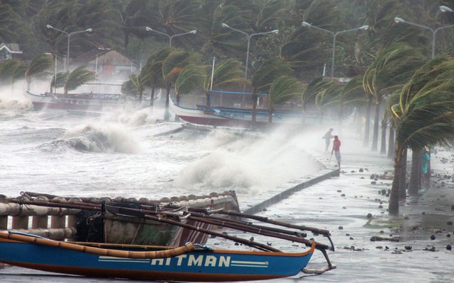 Siêu bão Haiyan với sức gió mạnh 314km/giờ đã đổ bộ vào miền trung Philippines, khiến ít nhất 4 người thiệt mạng và hàng nghìn người phải sơ tán. Siêu bão cũng gây ra mất điện, lở đất và phá hủy nhiều ngôi nhà.