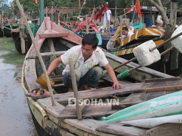 Tát nước trong thuyền ra