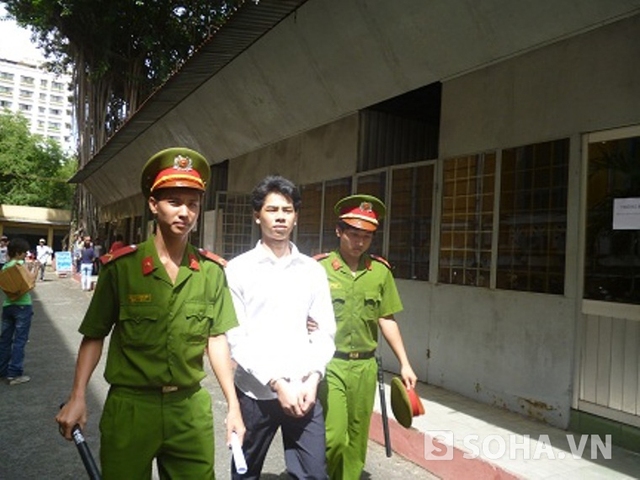 Bị cáo Nguyễn Văn Nhí bị dẫn giải đến tòa