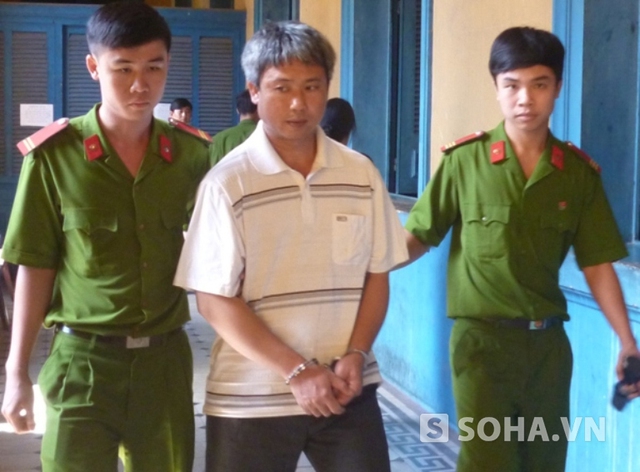 Bị cáo Nguyễn Văn Hoa được đưa đến tòa