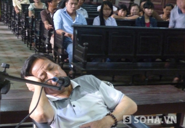 Bị cáo Ngô Quang Trưởng ngồi xe lăn ra tòa nghe tuyên án tử hình về hành vi phạm tội của mình