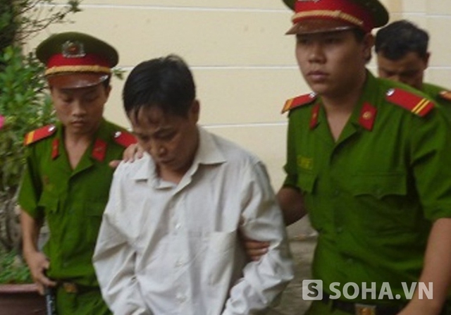 Bị cáo Nguyễn Văn Tư  đang bị dẫn giải ra xe sau khi bị tòa tuyên án tử hình.