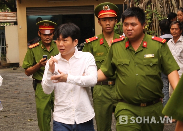 Bị cáo Dương Thanh Long bị dẫn giải về trại giam sau khi tòa tuyên án