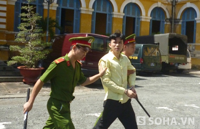 Bị cáo Ngô Tuấn Hùng bị dẫn giải ra xe sau phiên tòa