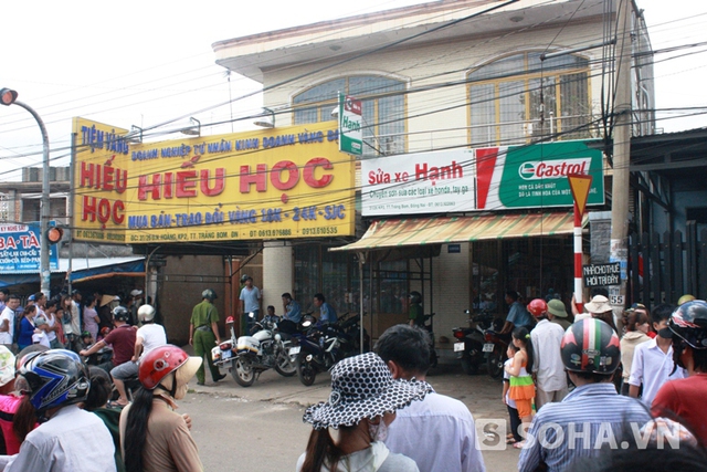 Căn cứ vào hình ảnh mà camera an ninh bên ngoài tiệm vàng ghi lại thì rất có thể hung thủ gây ra vụ giết người cướp tài sản là người quen.