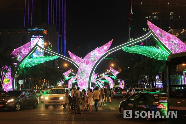 Những tuyến đường chính ở trung tâm Sài Gòn được trang hoàng lộng lẫy bởi bóng đèn, hoa và những cây thông Noel