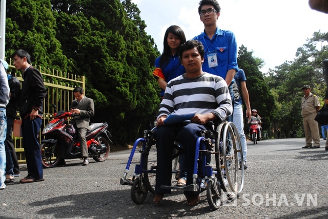 Thí sinh K’ Hoàng được sinh viên tình nguyện đưa tới phòng thi tại Trường Đại học Đà Lạt