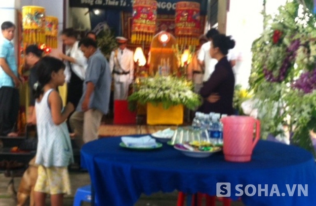 đám tang Thiếu tá Trần Văn Sơn đã chính thức bắt đầu lúc 10h tại nhà riêng ở TP Biên Hòa, tỉnh Đồng Nai.