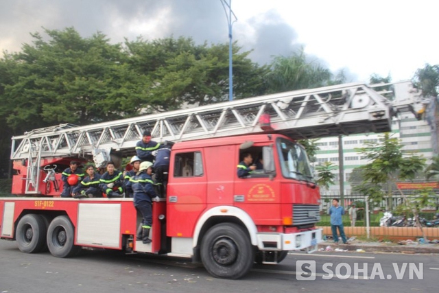 Nhận tin báo Sở cảnh sát PCCC TP.HCM đã điều 70 xe chữa cháy, xe thang tới hiện trường