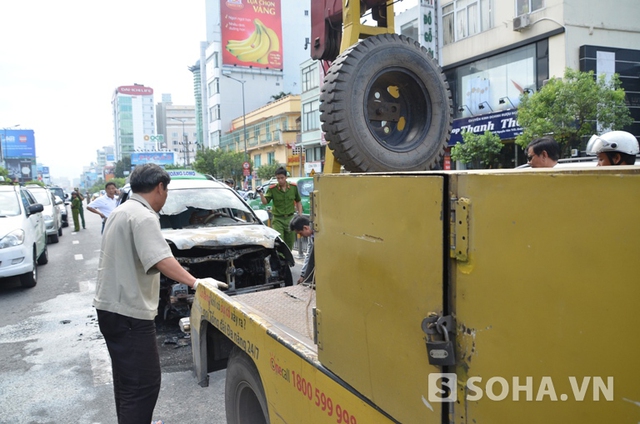 Taixi bị cháy được xe cứu hộ di dời khỏi hiện trường