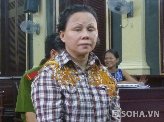 Bị cáo Nguyễn Thị Minh Loan bị tuyên án chung thân về tội “vận chuyển trái phép chất ma túy” tại phiên tòa sơ thẩm