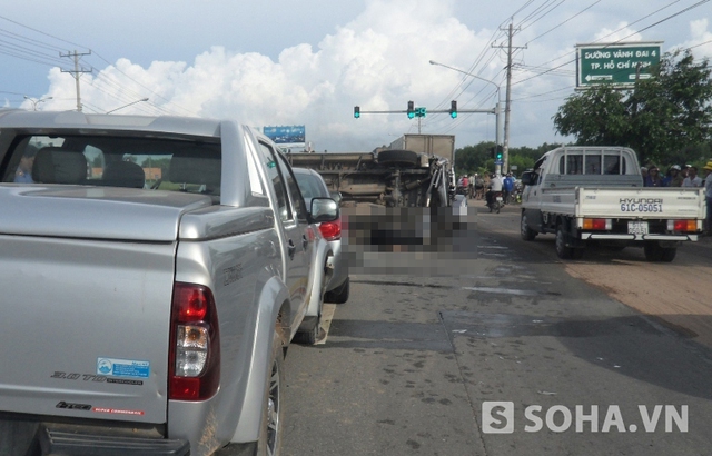 Do lực va chạm mạnh chiếc xe ô tô 7 chỗ lật ngang đường đè cháu bé 12 tuổi tử vong tại chỗ