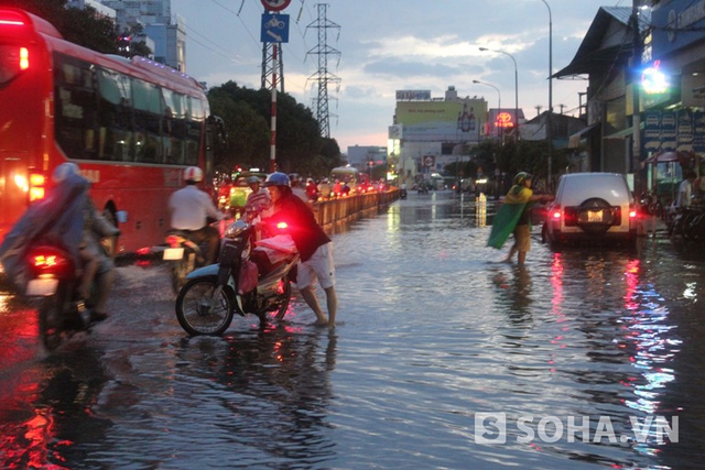 Triều cường dâng cao, TP.HCM ngập nặng