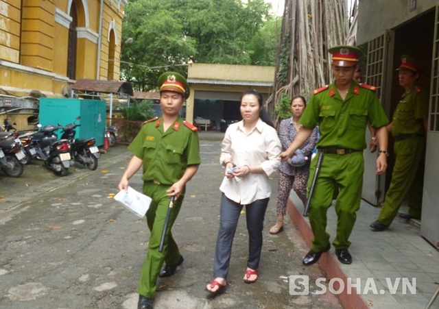 Lấy lí dó cuộc sống khó khăn, nhà của bị lũ cuốn trôi nên bị cáo Lê Thị Phương Lan đi buôn ma túy