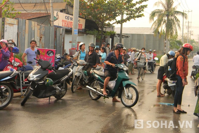 Nước ngập lênh láng trên đường Tam Bình,  xe máy đi qua đây đều bị chết máy