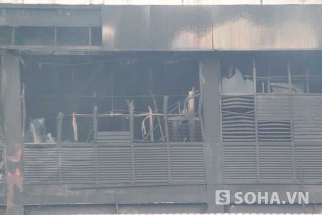 Huy động 70 xe chữa cháy dập lửa tại công ty Pou Chen