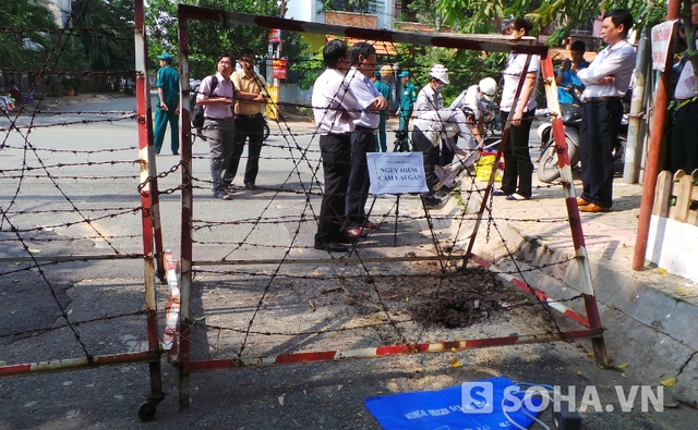 Hiện trường vụ phát nổ, bốc cháy trước số nhà 236, đường Bình Lợi, phường 13, quận Bình Thạnh được phong tỏa để khám nghiệm