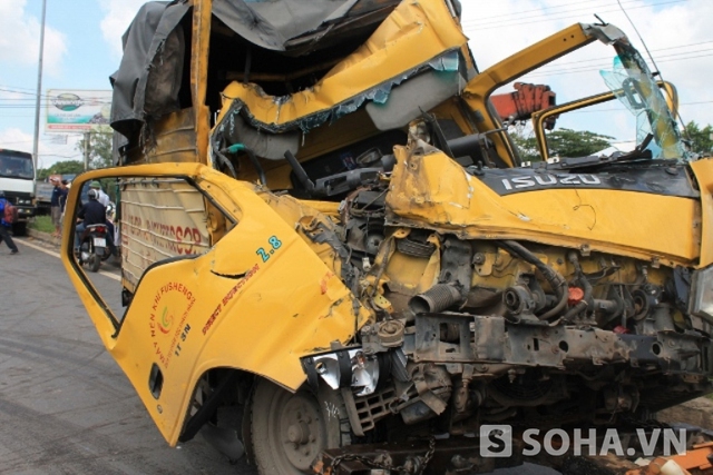 Vụ tai nạn làm phụ xe chiếc xe mang BKS 60LD - 2912 chết tại chỗ.