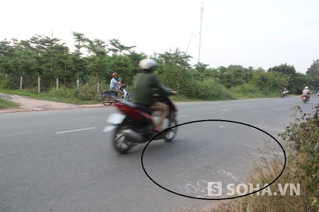 Giật mình vì chiếc xe buýt, cháu Tùng buông tay ông chạy ra đường thì bị xe tải cán chết