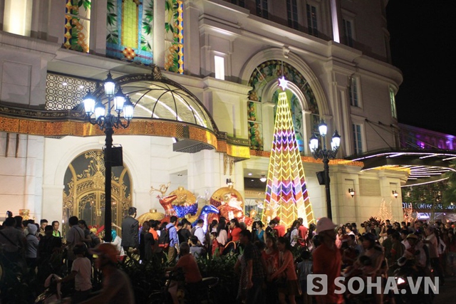 ...và những trung tâm thương mại được trang hoàng lộng lẫy bởi đèn, hoa và những cây thông Noel.