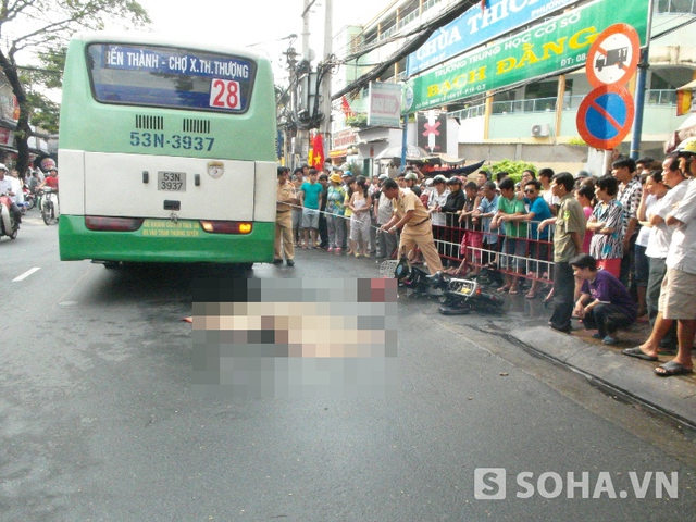 Nữ sinh chết thảm dưới bánh xe buýt
