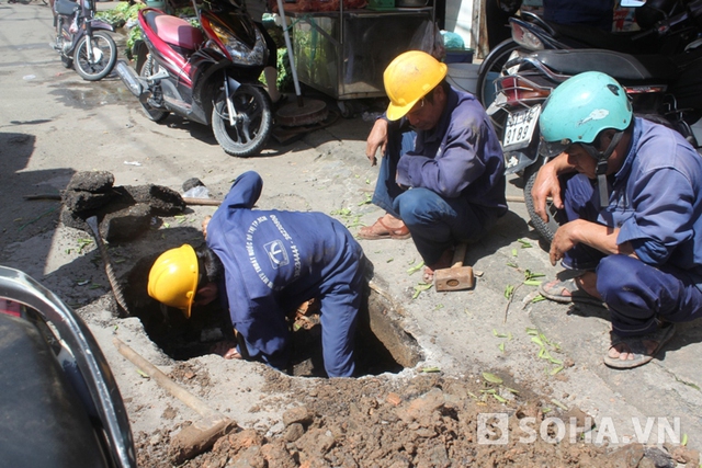 Chiếc xe tải hạng nặng chạy qua, phía sau xuất hiện hố 