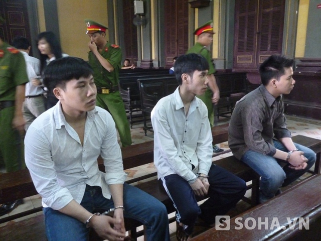 Các bị cáo  Vững, Mạnh, Trung tại phiên tòa