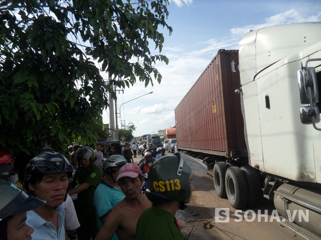 Vụ tai nạn làm giao thông qua khu vực này bị ách tắc nghiêm trọng