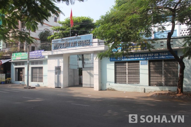 Cổng trường THPT Nguyễn An Ninh nơi xảy ra vụ việc 3 nữ sinh bị uy hiếm, cắt tóc.