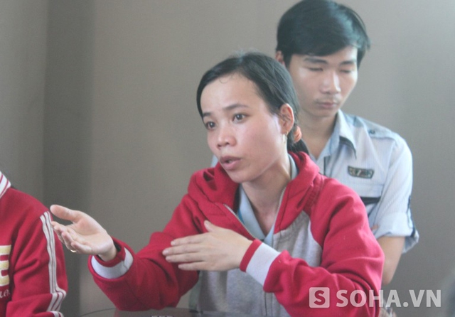 Chị Lê Thị Phương người nhà sản phụ Hoàng Thị Tư bức xúc cho rằng do phòng khám từ chối dẫn đến em họ đẻ trên xe khách, cháu bé bị tử vong.