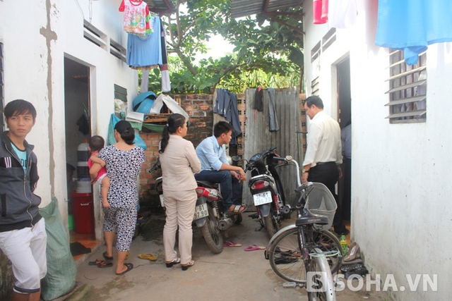 Rất nhiều người vẫn tập trung bàn tán trong dãy phòng trọ nơi vợ chồng chị Huyền thuê ở.