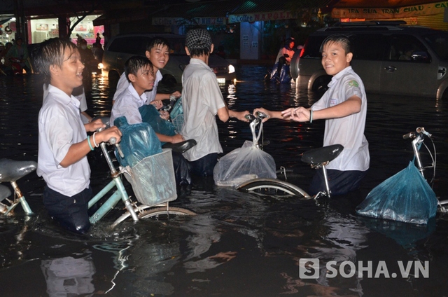 Không đi được thì...cùng nhau lội