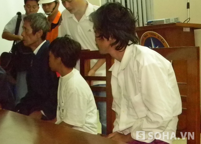 Ông Võ Văn Nhiệm (người ngồi đầu tiên tính từ bên trái qua) bàng hoàng kể lại giây phút sinh tử cận kề