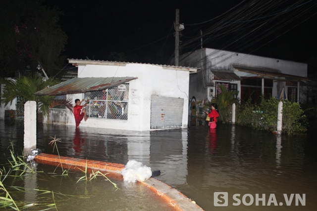 Sau khi đê bao bị vỡ chỉ trong vòng 15 phút, khu dân cư thuộc khu phố 8 phường Hiệp Bình Chánh quận Thủ Đức bị ngập sâu tới 1m.