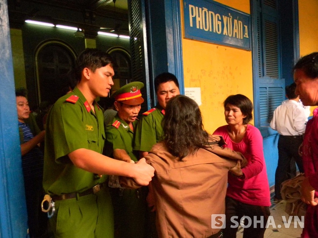 
	Người nhà bị cáo có những hành động quá khích tại Tòa.