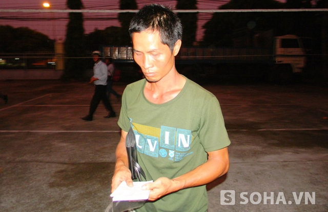 Anh Hồ Kim Hậu lo lắng cầm tập giấy tờ đến làm việc với công an thành phố Biên Hòa (Đồng Nai)