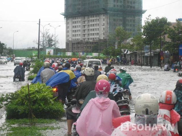 TP.HCM mưa lớn, cột điện đổ, ô tô trôi trên đường