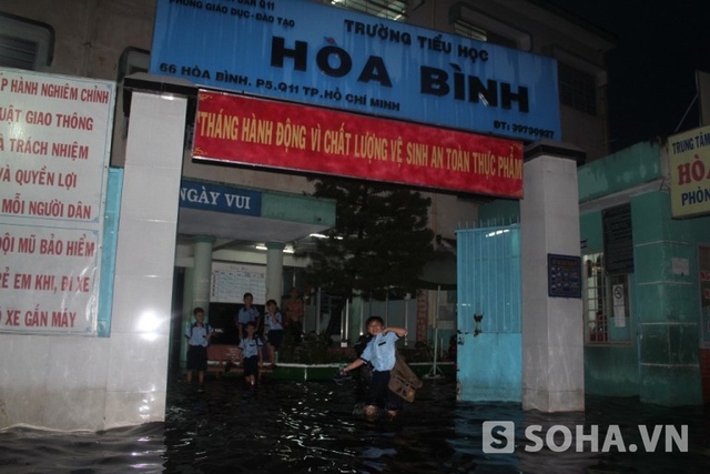 Trường tiểu học Hòa Bình phường 5, quận 11, nước ngập lênh láng, học sinh phải lội nước về nhà.