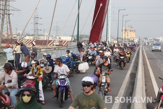 Sự việc thu hút đông đảo người đi đường hiếu kỳ đứng trên cầu Bình Lợi mới theo dõi
